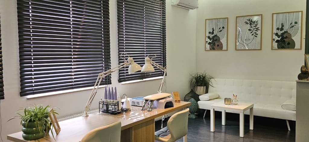Stanowiska manicure i sofa w salonie BASE STUDIO we Włocławku