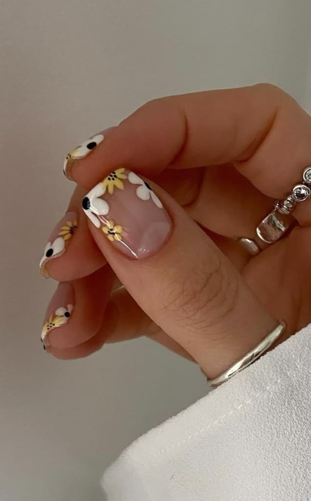 Hybryda Włocławek — manicure hybrydowy z delikatnymi kwiatowymi zdobieniami, BASE STUDIO